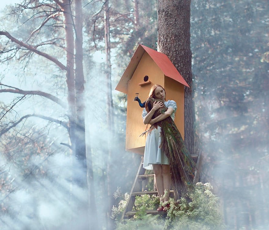 Vahşi hayvanlarla birlikte poz veren güzeller