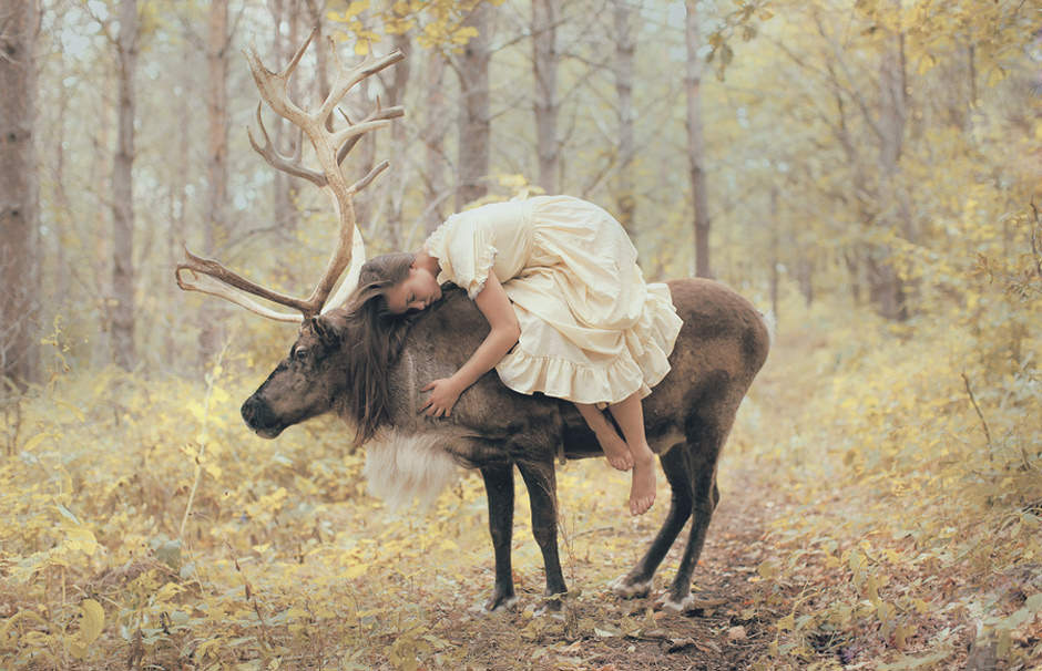 Vahşi hayvanlarla birlikte poz veren güzeller