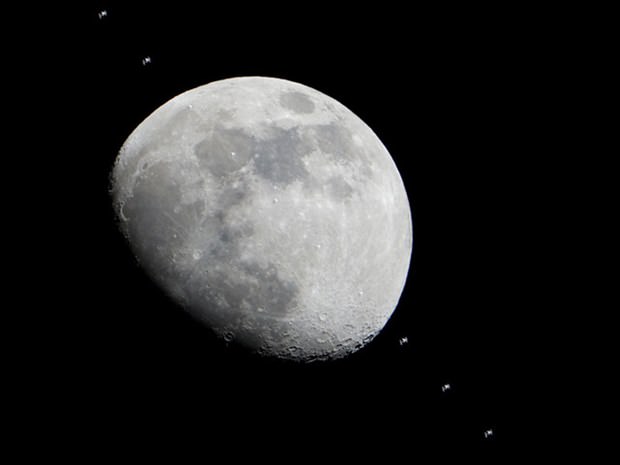 Ay'a üs kurmak için düğmeye basılıyor