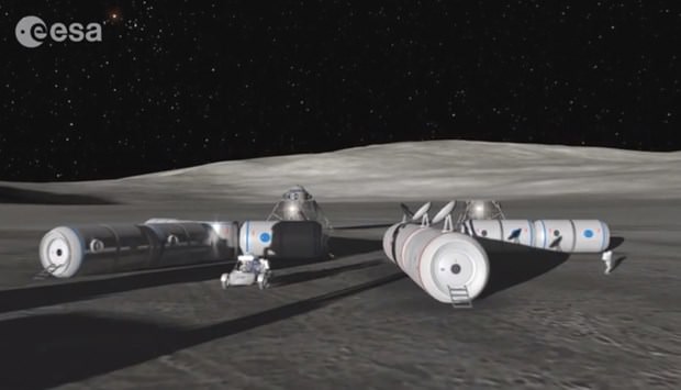 Ay'a üs kurmak için düğmeye basılıyor