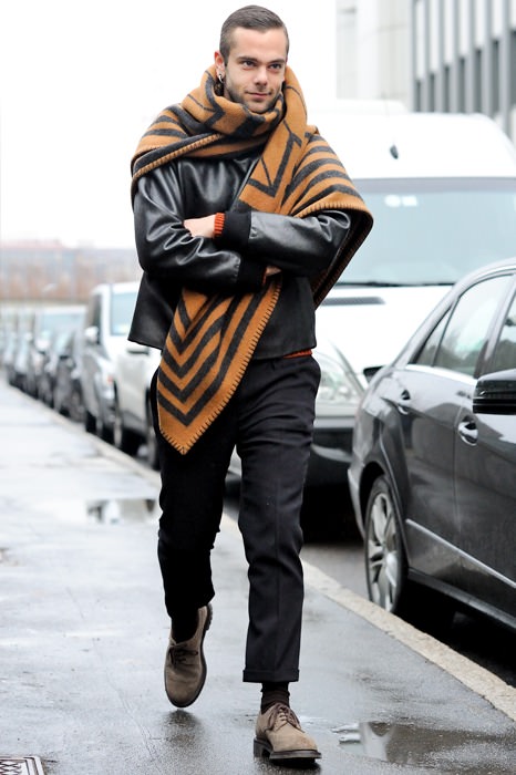 Kışın erkekleri daha çekici hale getiren şal modası