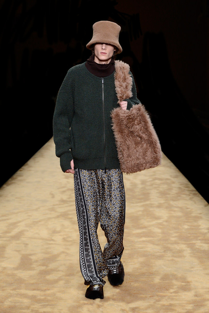 Fendi Sonbahar-Kış 2016 erkek  defilesinden görüntüler