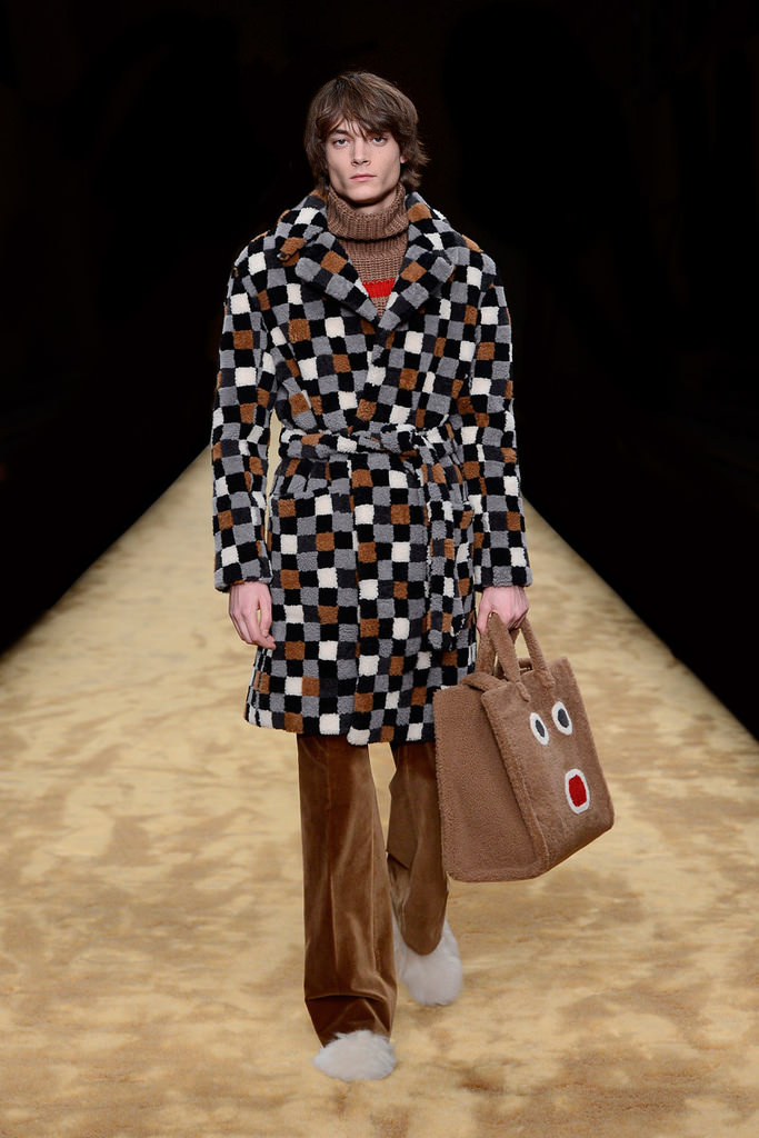 Fendi Sonbahar-Kış 2016 erkek  defilesinden görüntüler