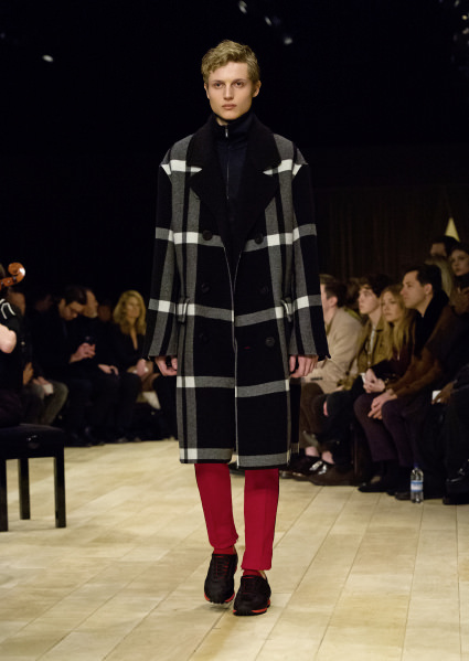 Burberry yeni koleksiyonuyla ilklere imza attı!