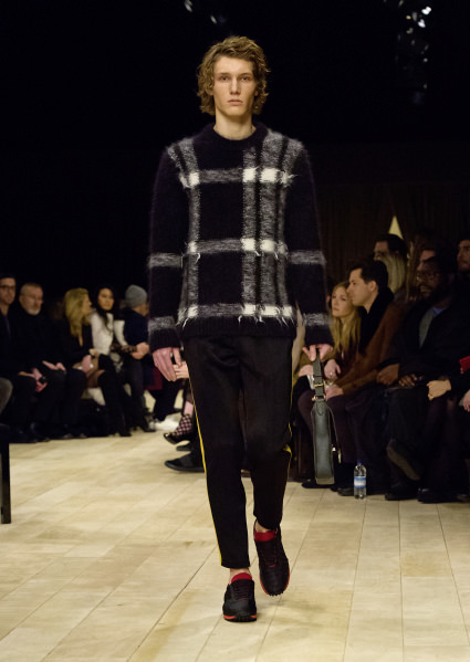 Burberry yeni koleksiyonuyla ilklere imza attı!