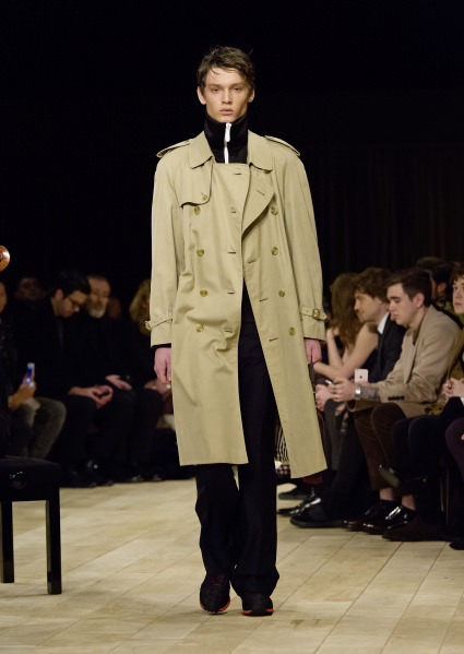 Burberry yeni koleksiyonuyla ilklere imza attı!