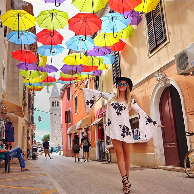 Tek kuruş harcamadan dünyayı dolaşıyor