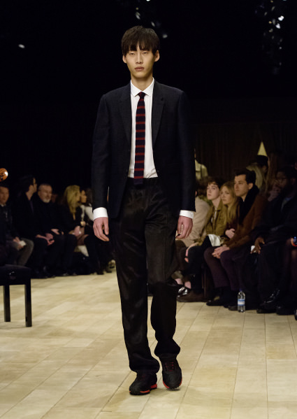 Burberry yeni koleksiyonuyla ilklere imza attı!