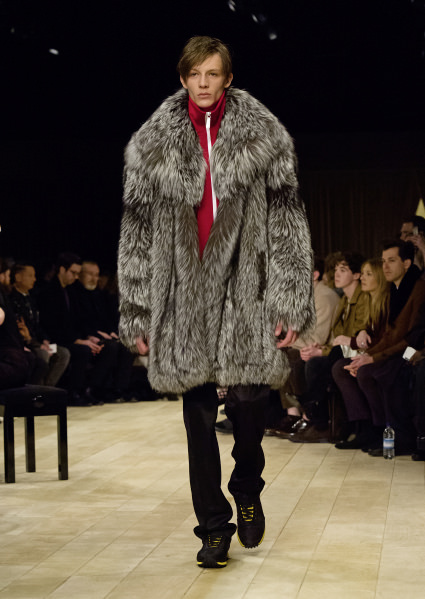 Burberry yeni koleksiyonuyla ilklere imza attı!