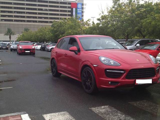 Dubai'de bir üniversitenin otoparkı