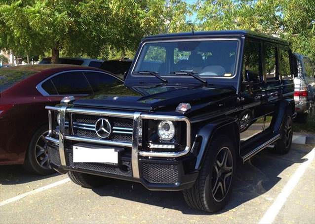 Dubai'de bir üniversitenin otoparkı