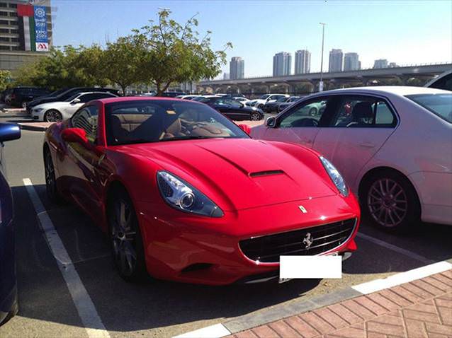 Dubai'de bir üniversitenin otoparkı