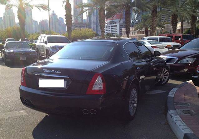 Dubai'de bir üniversitenin otoparkı