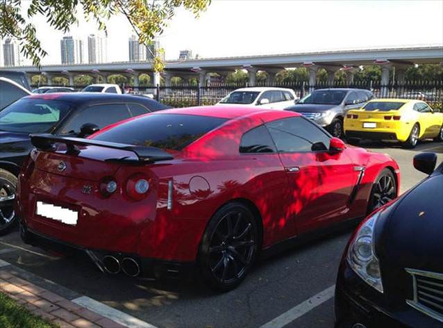 Dubai'de bir üniversitenin otoparkı