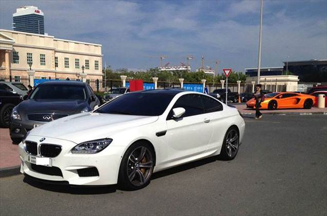 Dubai'de bir üniversitenin otoparkı