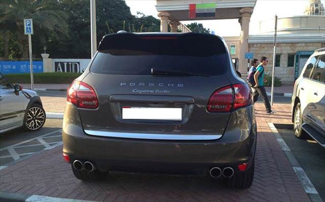 Dubai'de bir üniversitenin otoparkı