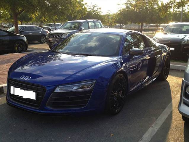 Dubai'de bir üniversitenin otoparkı