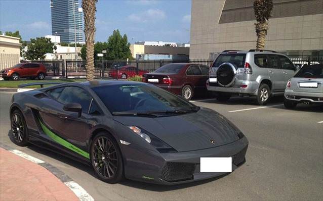 Dubai'de bir üniversitenin otoparkı