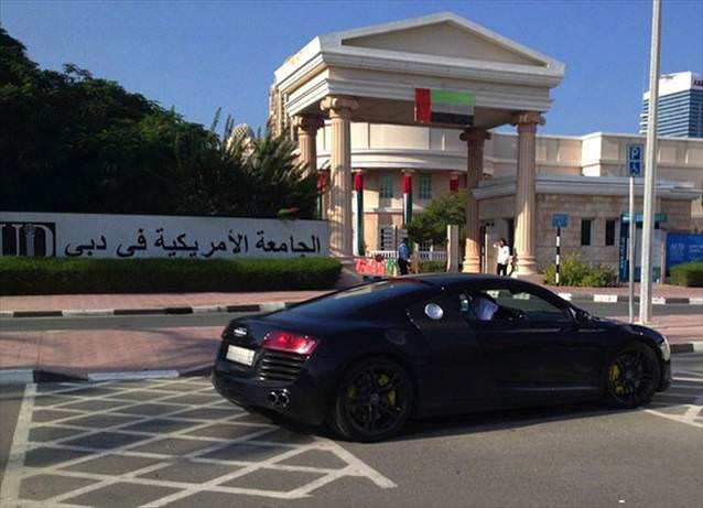 Dubai'de bir üniversitenin otoparkı