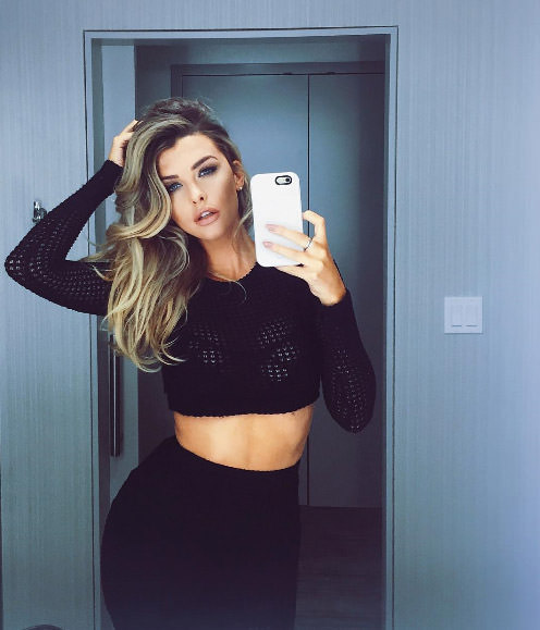 Emily Sears Instagram'da tozu dumana kattı