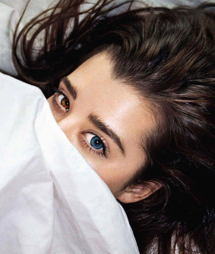 Instagram'da gözleriyle baştan çıkardı