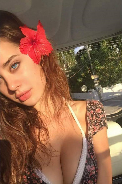 Instagram'da gözleriyle baştan çıkardı