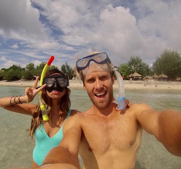 Her şeyi geride bıraktı, dünyayı geziyor