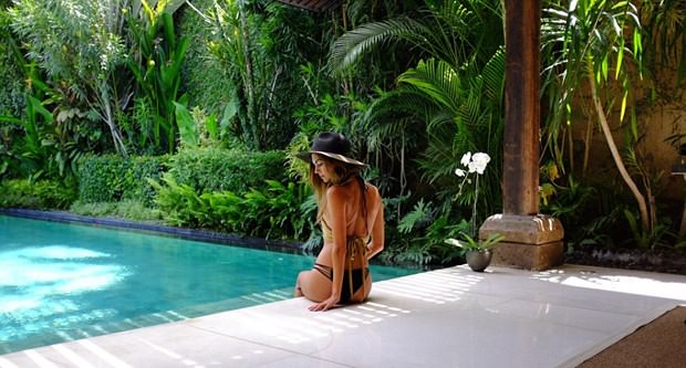 Her şeyi geride bıraktı, dünyayı geziyor