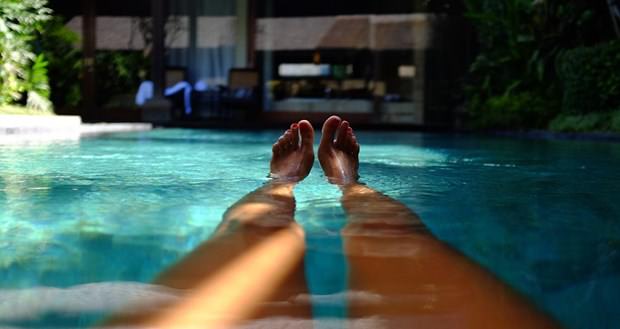 Her şeyi geride bıraktı, dünyayı geziyor