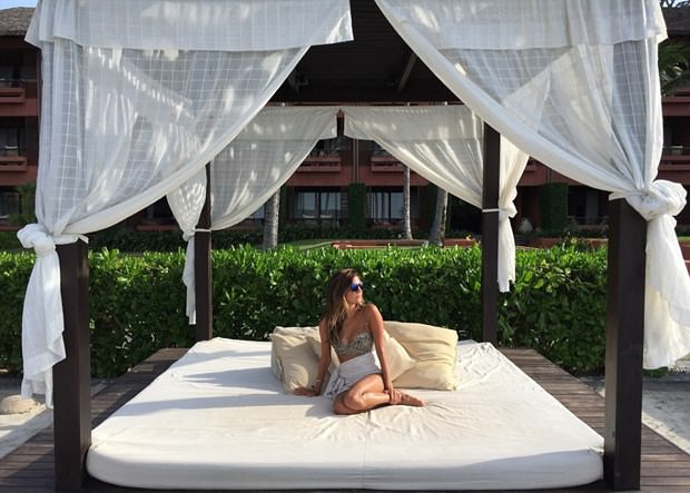 Her şeyi geride bıraktı, dünyayı geziyor