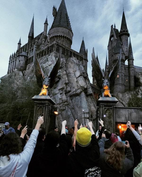 Merakla beklenen Harry Potter parkı açıldı!