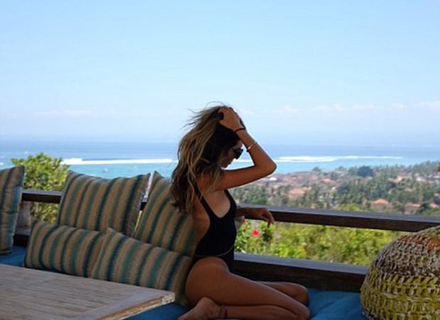 Her şeyi geride bıraktı, dünyayı geziyor