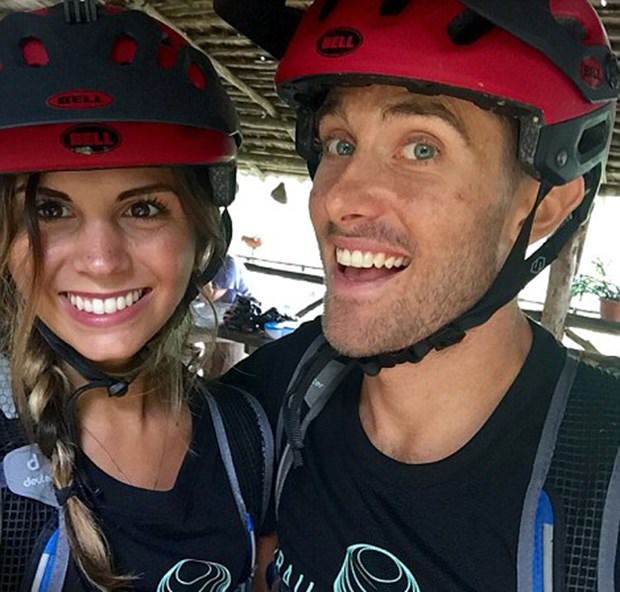 Her şeyi geride bıraktı, dünyayı geziyor