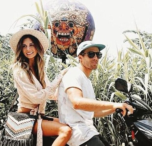 Her şeyi geride bıraktı, dünyayı geziyor