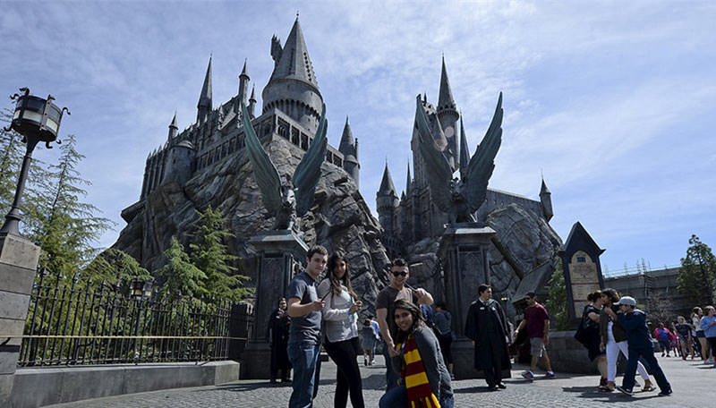 Merakla beklenen Harry Potter parkı açıldı!