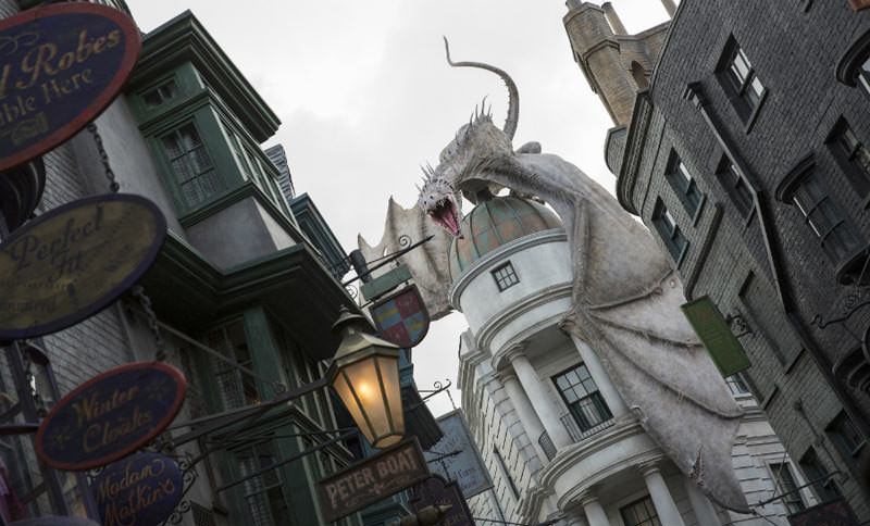 Merakla beklenen Harry Potter parkı açıldı!