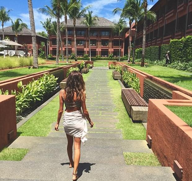 Her şeyi geride bıraktı, dünyayı geziyor