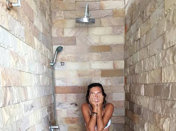 Her şeyi geride bıraktı, dünyayı geziyor