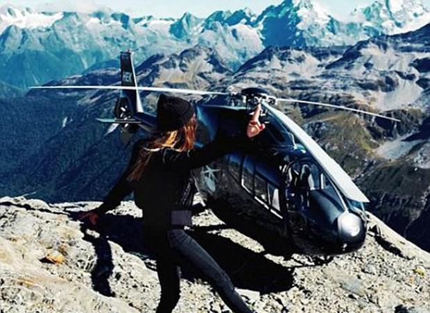 Her şeyi geride bıraktı, dünyayı geziyor