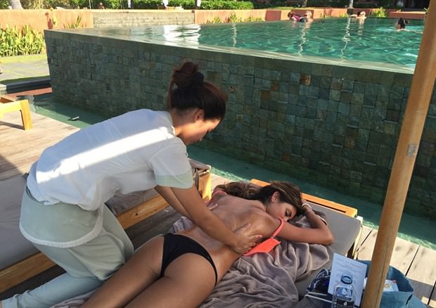 Her şeyi geride bıraktı, dünyayı geziyor