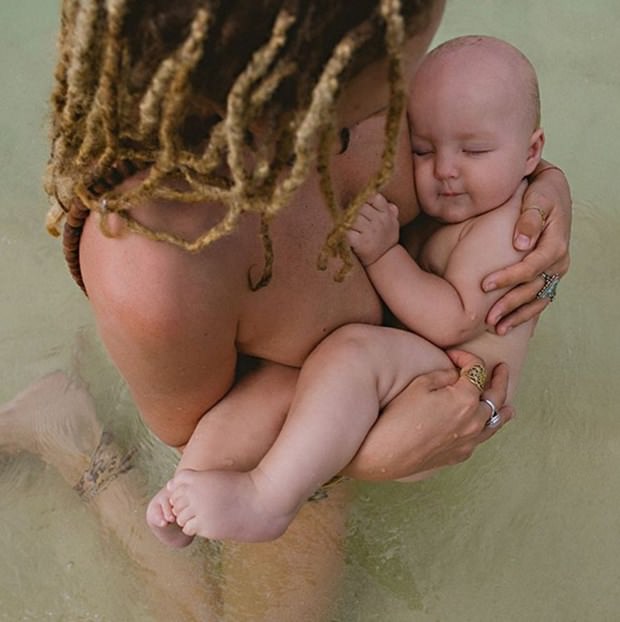 Instagram'ın yeni fenomenleri: Modern hippi aile