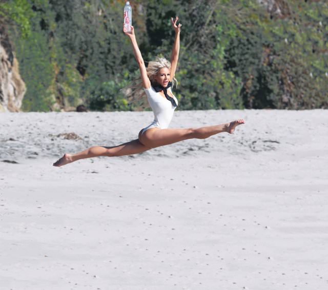 Playboy güzelinden akrobatik hareketler!