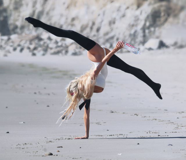 Playboy güzelinden akrobatik hareketler!