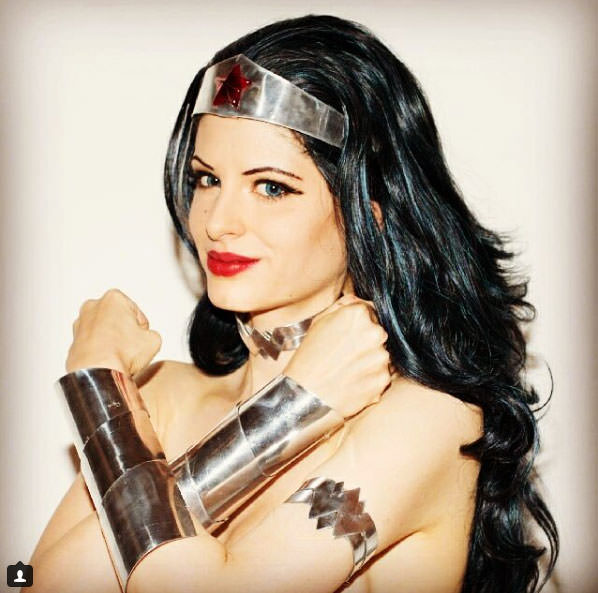 Kendini çizgi roman karakterleri gibi boyadı fenomen oldu