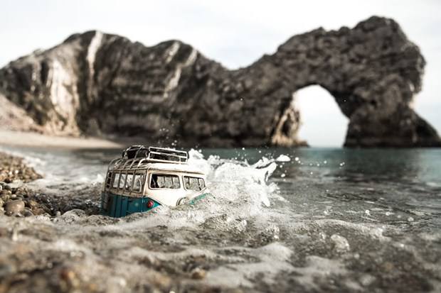 Oyuncak araba ile dünya turu