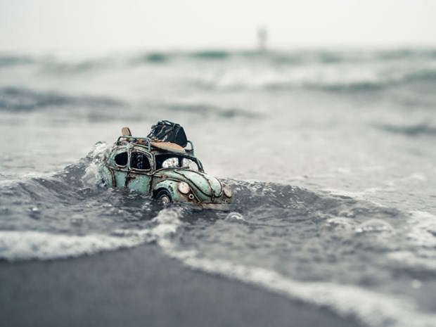 Oyuncak araba ile dünya turu