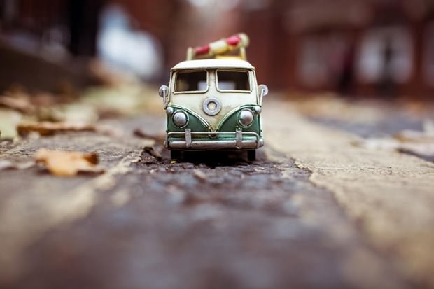 Oyuncak araba ile dünya turu