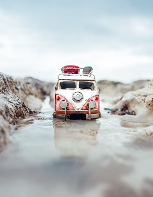 Oyuncak araba ile dünya turu