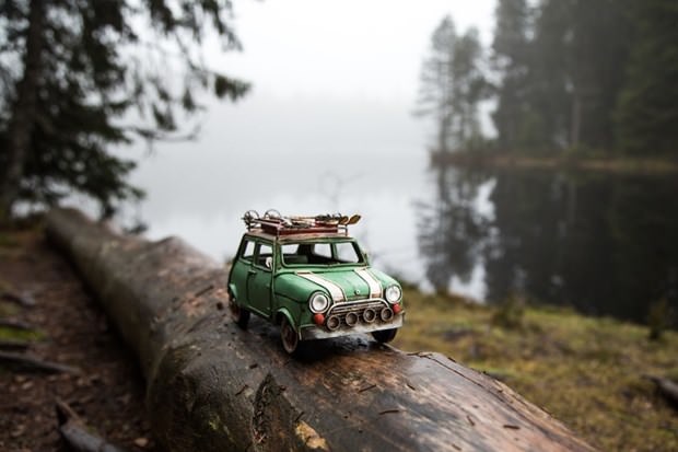 Oyuncak araba ile dünya turu