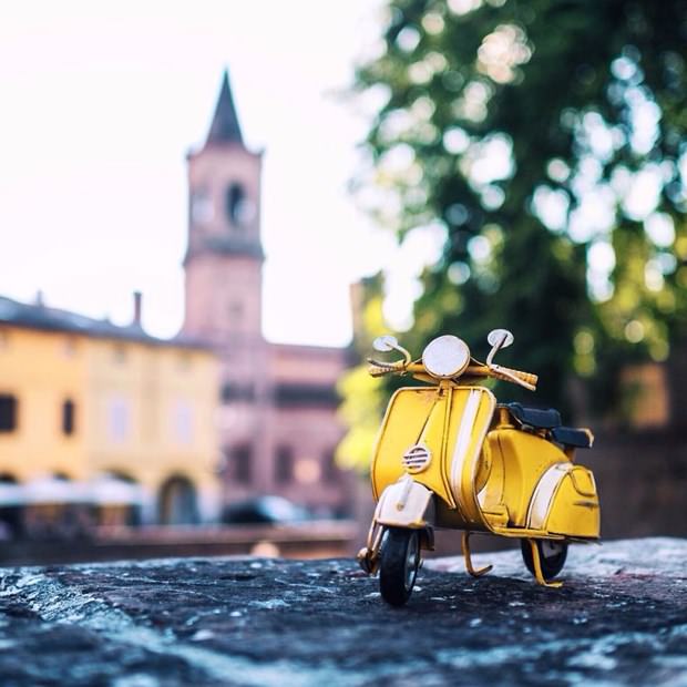 Oyuncak araba ile dünya turu